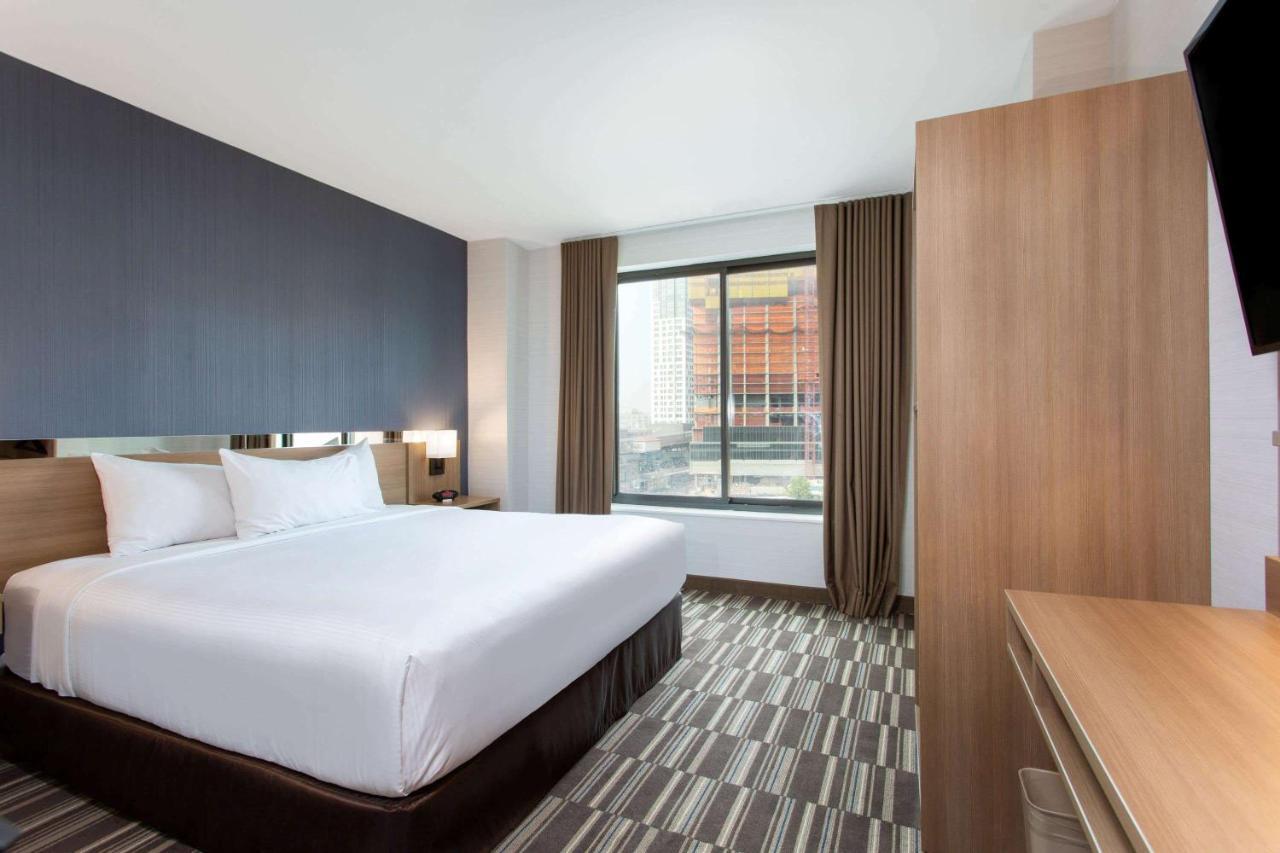 Microtel Inn By Wyndham Long Island City New York Exterior photo
